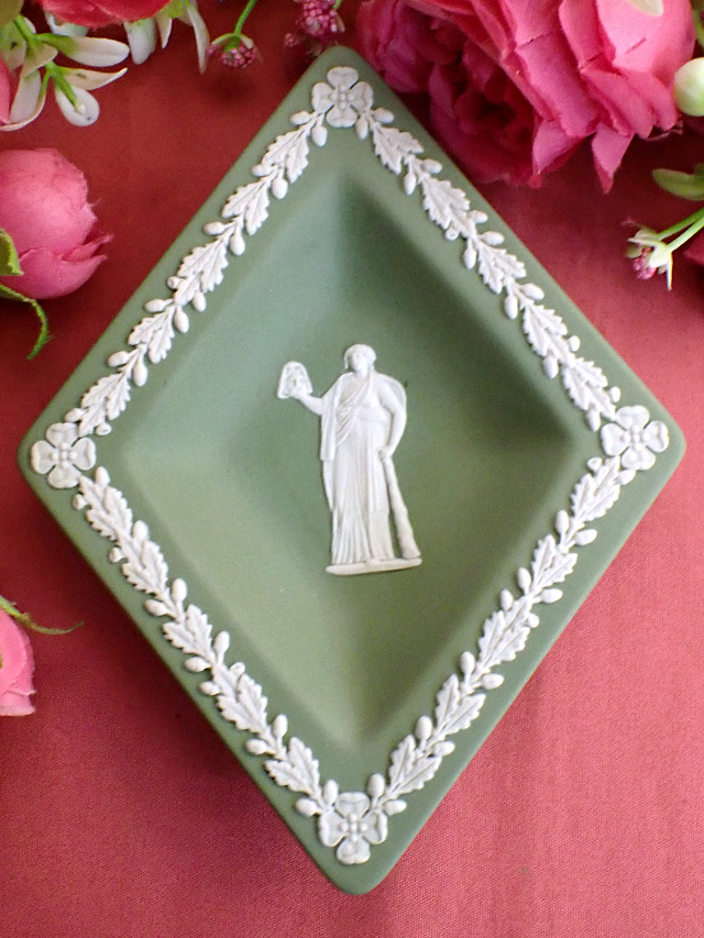 ＜WEDGWOOD＞ギリシャ神話の女神さまのレリーフ♪ウェッジウッドのグリーンジャスパーのひし形のプレート