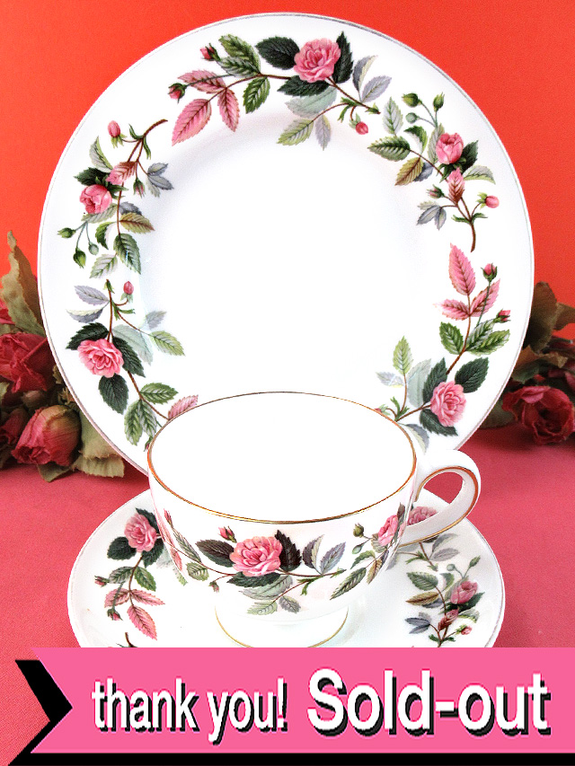 ＜廃盤レア♪ウェッジウッド＞１９５９年：「HATHAWAY ROSE（ハサウェイ・ローズ）」のピンクのバラのトリオ「専用スタンド付」