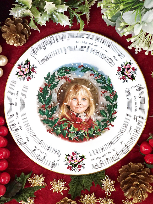 ＜英国流クリスマス：Royal Doulton＞１９８７年「Christmas Carols」♪美しい柊の森で賛美歌を歌う女の子のクリスマスプレート「プレートハンガー付」