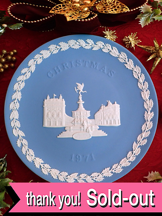 ＜英国流クリスマス：ウェッジウッド限定品＞１９７１年「Piccadilly Circus」♪ロンドンのピカデリーサーカスのブルージャスパーのクリスマス・プレート「ディスプレイスタンド付き」