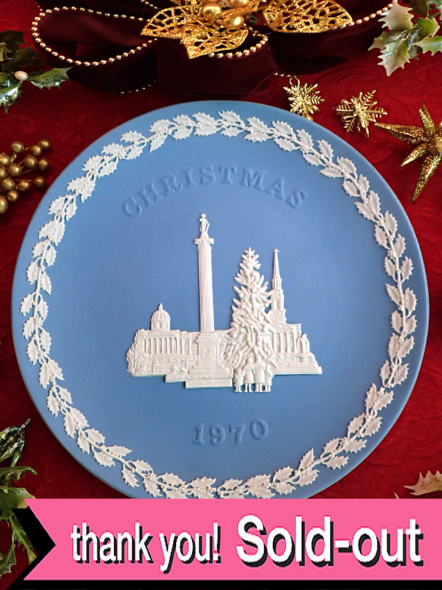 ＜英国流クリスマス：ウェッジウッド限定品＞１９７０年「TRAFALGAR SQUARE」♪ロンドンのトラファルガー広場のブルージャスパーのクリスマス・プレート「ディスプレイスタンド付き」