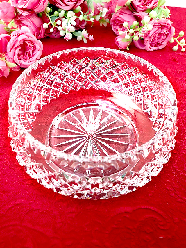 ★★＜英国ハンドメイド＞１９３０年代：美しいデザインの立体的なガラス細工♪ずっしりと重たい分厚いクリスタルガラスの光のボウル