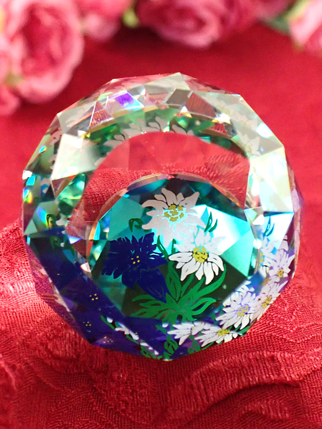 ＜英国ミッドセンチュリー＞立体的なカットガラスの中のお花たち♪キラキラ強い輝きのクリスタルガラスのスモールペーパーウェイト