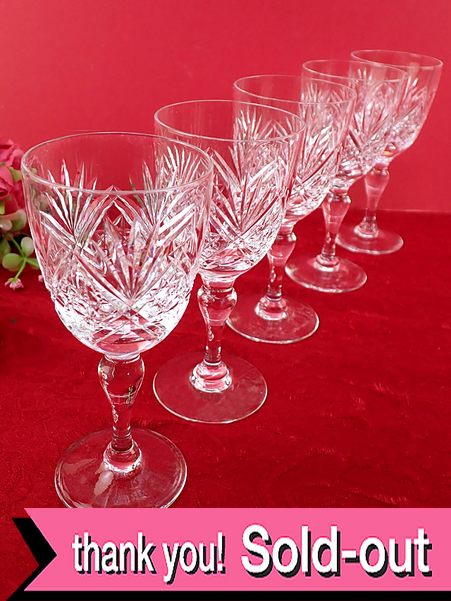 ＜英国ミッドセンチュリー＞職人さんの手による彫りの深いカットガラス♪美しいステイが素敵なクリスタルガラスの光のワイングラス「５個セット」