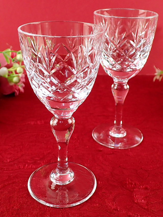 ＜英国ミッドセンチュリー＞職人さんの手仕事のカットガラス♪美しいステイが素敵なクリスタルガラスの光のリキュールグラス「２個セット」