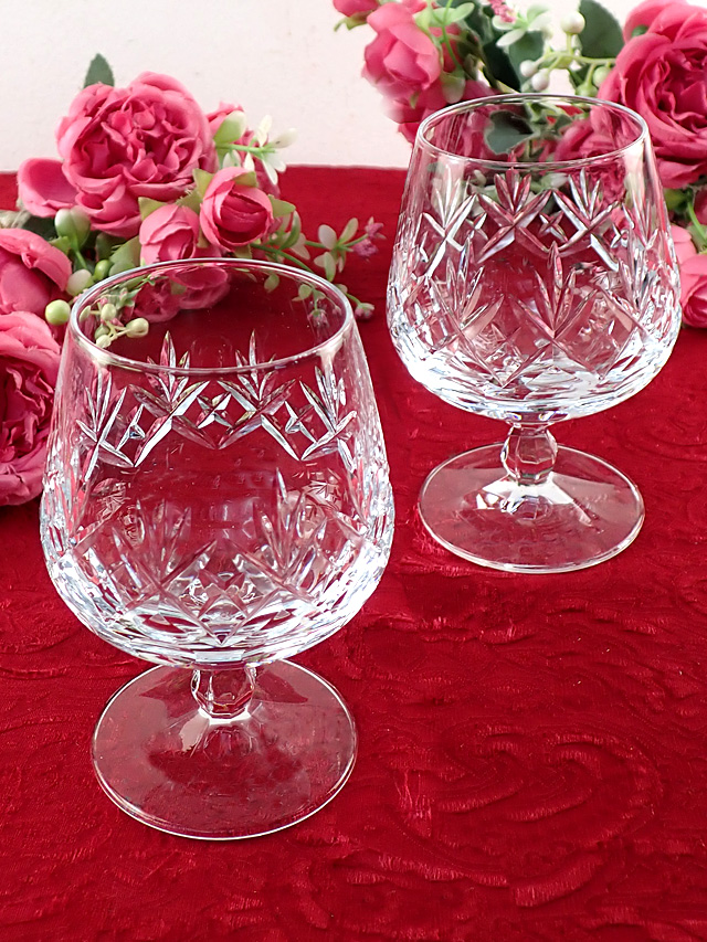 ＜英国ミッドセンチュリー＞立体的なガラス細工♪美しいステイが素敵なクリスタルガラスの光のワイングラス「２点セット」