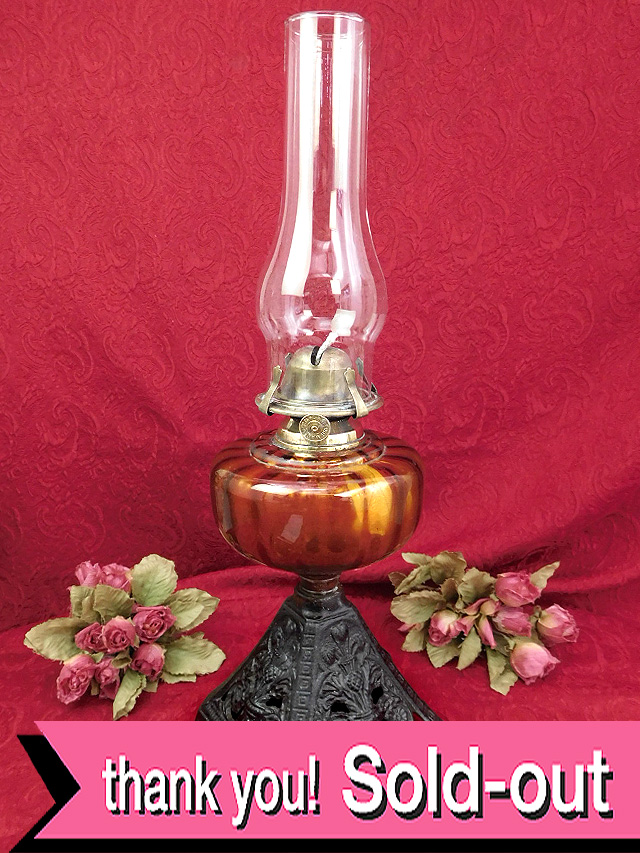 １９２０年代：透明なアンバーガラス♪アイアンの台座が美しい英国アンティークの大きなオイルランプ