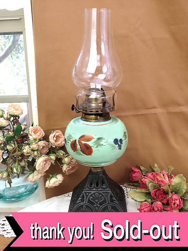 １９２０年代：ペパーミントグリーンのミルクガラス♪お花たちが優雅なアイアンの台座のオイルランプ