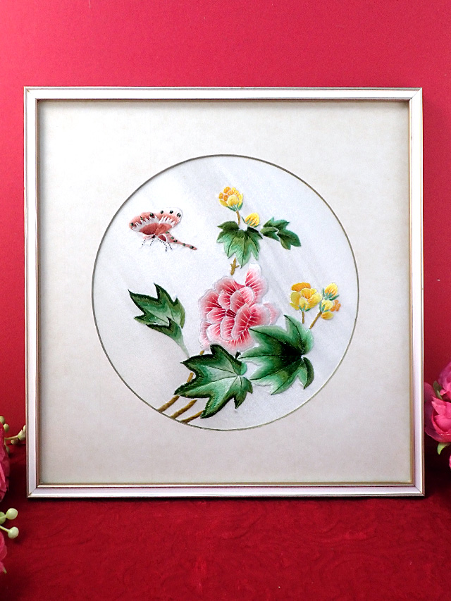 ＜英国ミッドセンチュリー＞ボタンのお花と蝶々♪英国カントリーサイドのシルク刺しゅうの額