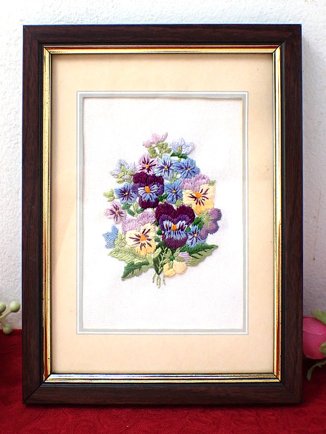 ＜英国ミッドセンチュリー＞シルク刺繍のビオラのお花たちのブーケ♪光沢のあるお花たちの額