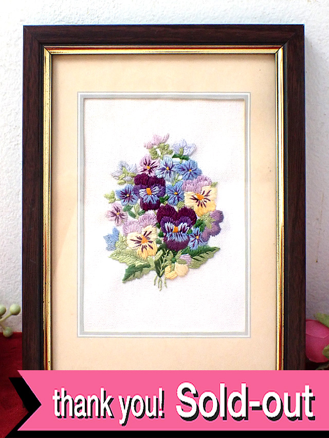 ★４０％OFF★＜英国ミッドセンチュリー＞シルク刺繍のビオラのお花たちのブーケ♪光沢のあるお花たちの額：通常価格4980円→