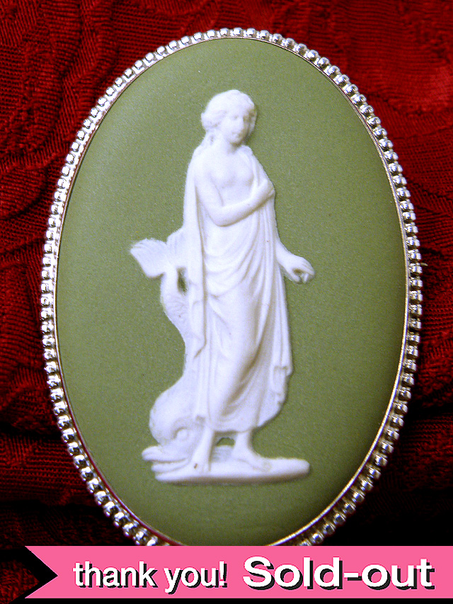 ＜英国スターリングシルバー：ウェッジウッド＞１９５０年代：大きなグリーンジャスパーの銀細工が美しいブローチ