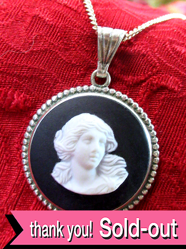 ＜英国スターリングシルバー：ウェッジウッド＞優雅な女神様のお顔のレリーフ♪貴重なブラックジャスパーのまあるいネックレス