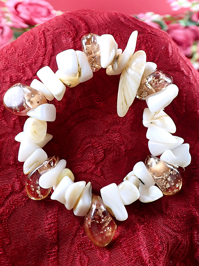 ＜英国ミッドセンチュリー＞波の音が聞こえてきそうな天然貝♪気泡の入ったオレンジレジンもきれいなブレスレッド