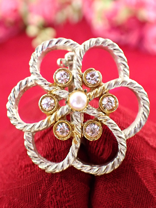 ＜英国ミッドセンチュリー＞６枚の花びらに６個のクリスタル♪優雅な光のお花の金色のブローチ