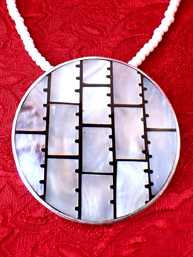 ＜英国ミッドセンチュリー＞ヨーロピアンガラスビーズ♪真珠色に輝く大きな白蝶貝の美しいネックレス