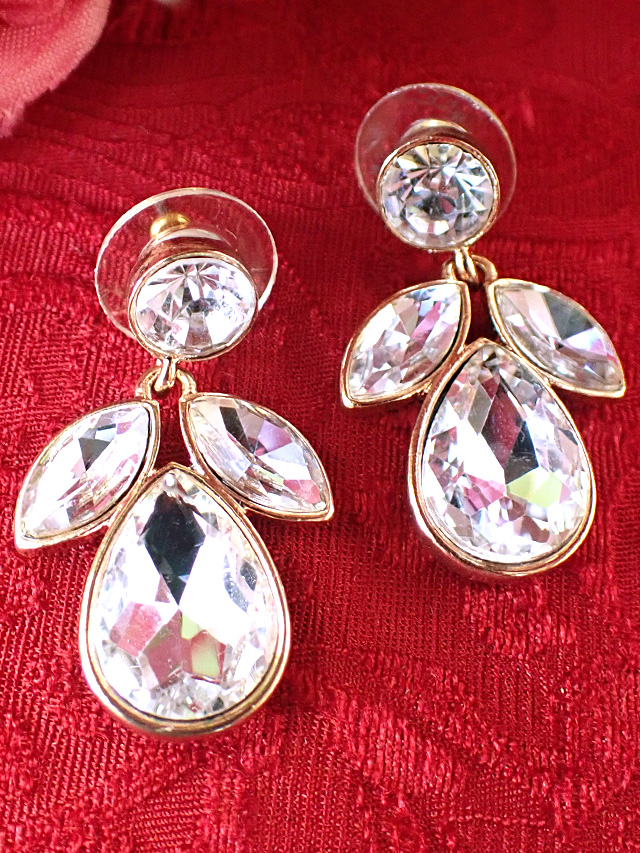 ＜英国ミッドセンチュリー＞ひときわ輝く大粒クリスタル♪揺れるチャームが美しいゴールドプレートのピアス