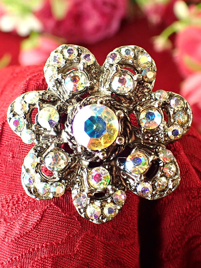 ＜英国ミッドセンチュリー＞超キラキラ7色に輝くクリスタル♪華やかな立体的な光のお花のブローチ