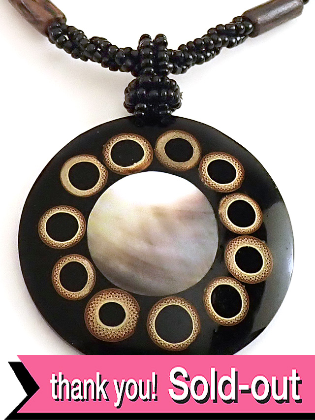 ＜英国ミッドセンチュリー＞黒いヨーロピアンガラスビーズのチェーン♪真珠色に輝く大きな白蝶貝の美しいネックレス