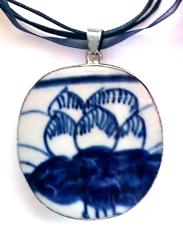 ＜英国スターリングシルバー＞フォークロアな陶器細工♪ブルー＆ホワイトのアートフルなネックレス
