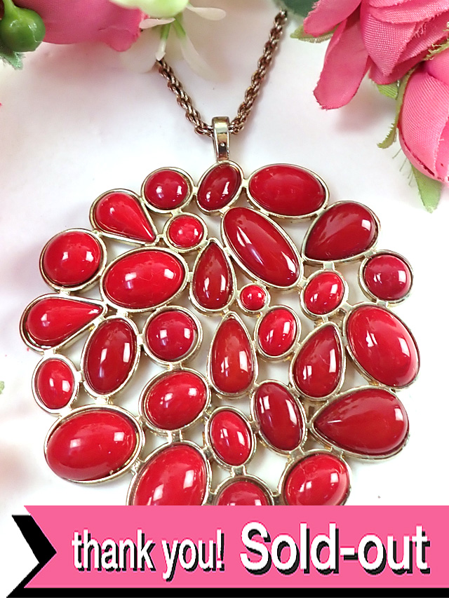 ＜英国コスチュームジュエリー＞赤色の様々な形のレジン♪ゴールドプレートの金色がアートフルなネックレス