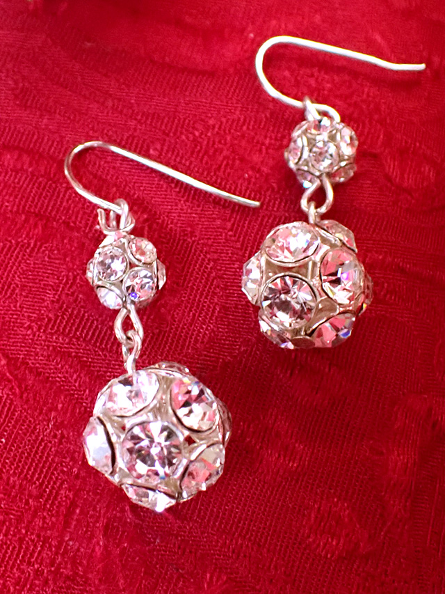 ＜英国ミッドセンチュリー＞キラキラ強い輝きのキュービックジルコニアの球体♪揺れるチャームが素敵なピアス