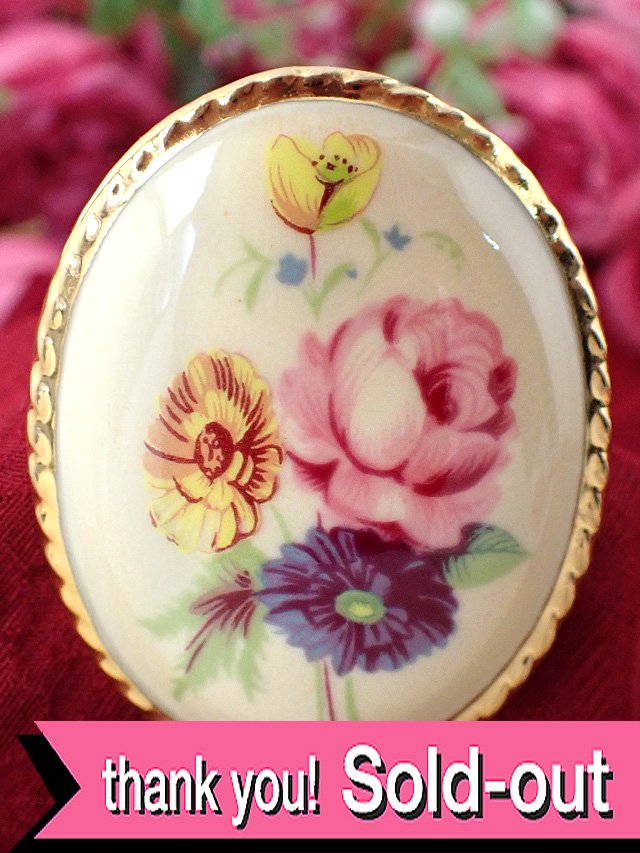 ＜英国ミッドセンチュリー＞華やかなお花たちのブーケ♪陶器に咲いたみごとなお花の大きなブローチ