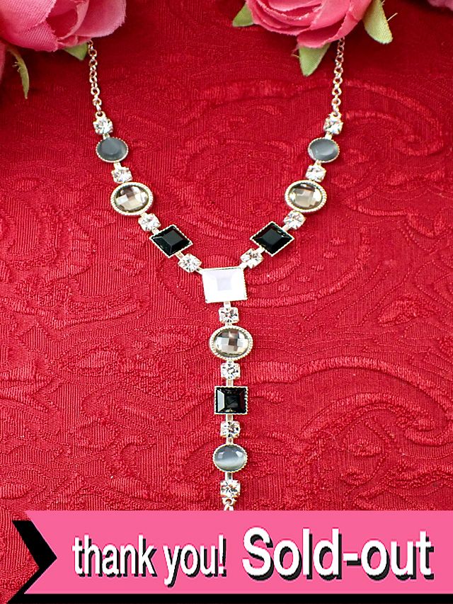 ＜英国ミッドセンチュリー＞アンバーに輝く大粒のヨーロピアンガラス♪オニキスとキュービックジルコニアの揺れるチャームのネックレス