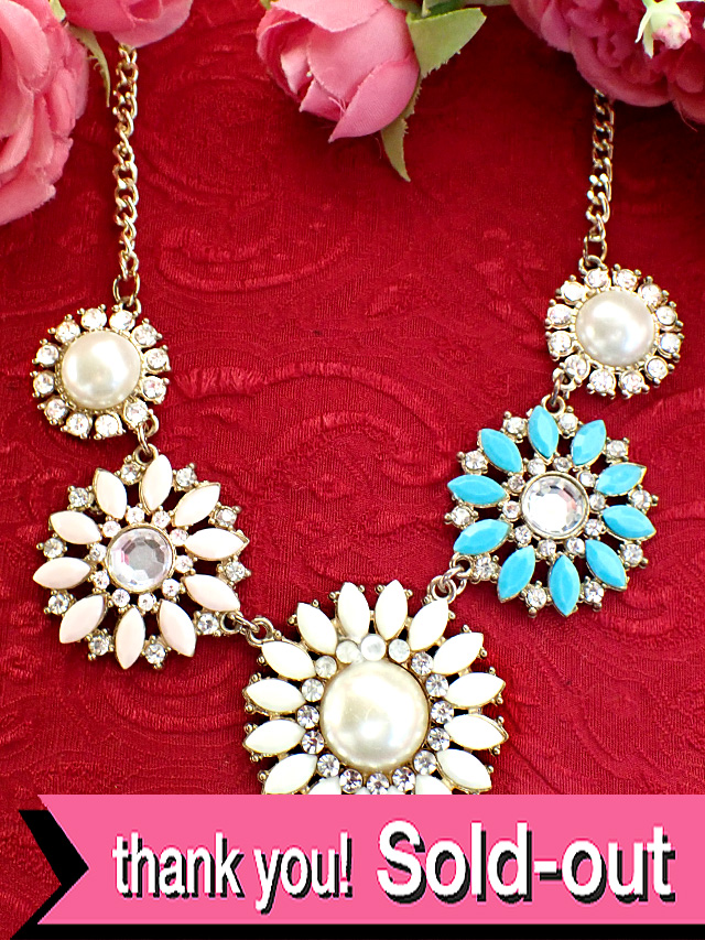 ＜英国ミッドセンチュリー＞フェイクパールとヨーロピアンガラス♪美しい光の５つのお花のロングネックレス