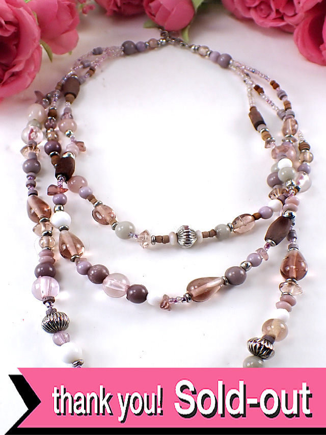 ＜英国コスチュームジュエリー＞チェーン全体がヨーロピアンガラス♪大小の輝きが美しい３連ネックレス