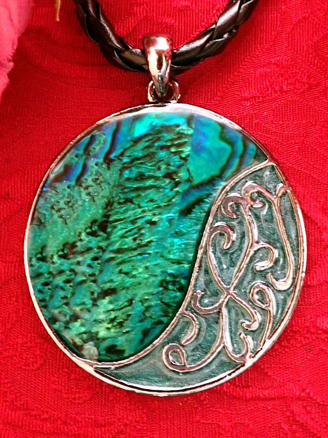 ＜英国ミッドセンチュリー＞虹色に輝くパウア貝♪いぶし銀色の台座のアートフルなネックレス