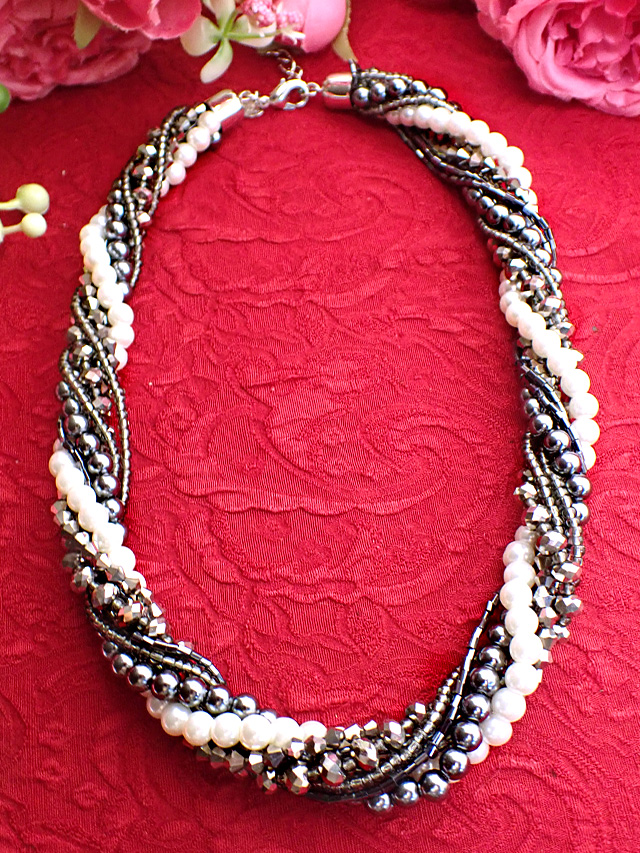 ＜Marks&Spencer＞チェーン全体がフェイクパール、ビーズ、クリスタルの８本の太い縄編♪ゴージャスなマークス＆スペンサーのロングネックレス