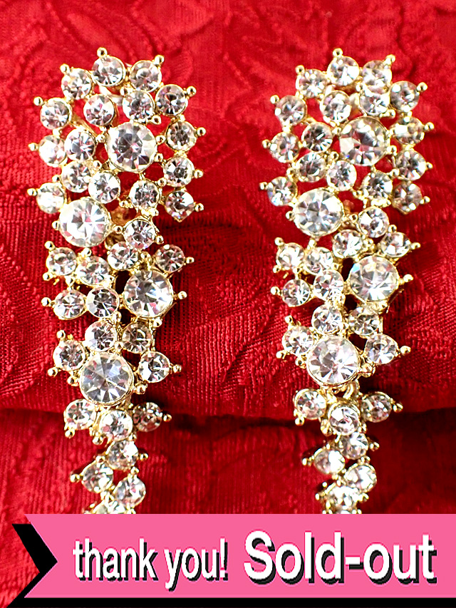 ＜英国ミッドセンチュリー＞キラキラ強い輝きのキュービックジルコニア♪揺れるチャームが光り輝く優雅なピアス