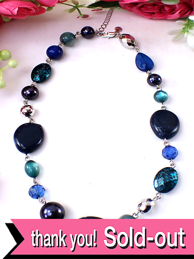 ＜Marks&Spencer＞チェーン全体がシックな色のコラボレーション♪たくさんのレジンたちのマークス＆スペンサーのネックレス