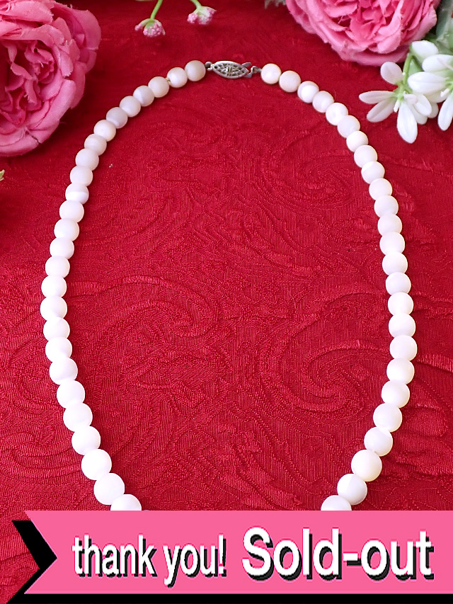 ＜英国ミッドセンチュリー＞チェーン全体が白く輝くパールのよう♪球体の白蝶貝が美しい光のネックレス