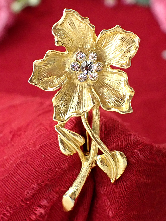 ＜英国ミッドセンチュリー＞「WARREN JAMES」立体的な金色のお花♪キュービックジルコニアも輝くゴールドプレートのブローチ