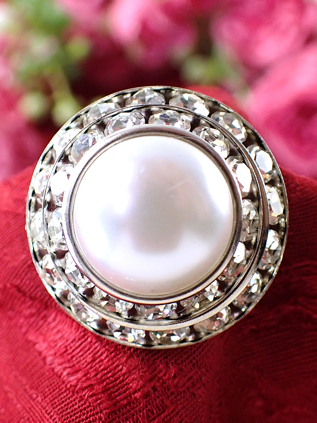 ＜英国コスチュームジュエリー＞真珠色に輝く大粒のフェイクパール♪キュービックジルコニアも輝く大輪のお花のブローチ