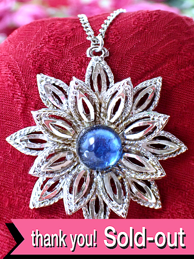 ＜英国ミッドセンチュリー＞透明なブルーが美しい銀色のお花♪全長６１cmシルバープレートの美しいロングネックレスネックレス