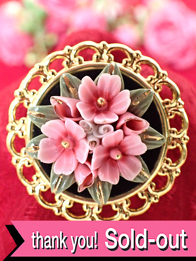 ＜英国ミッドセンチュリー＞ロマンチックなピンクのお花♪金色に輝くゴールドプレートのお花のブローチ