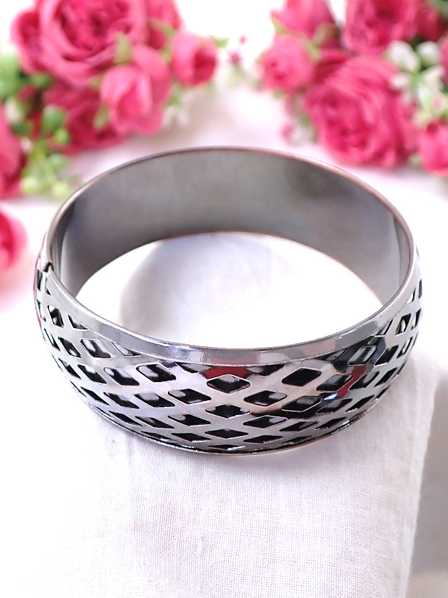 ＜英国ミッドセンチュリー＞透かし模様が美しい光の銀細工♪いぶし銀が輝く珍しいバングル