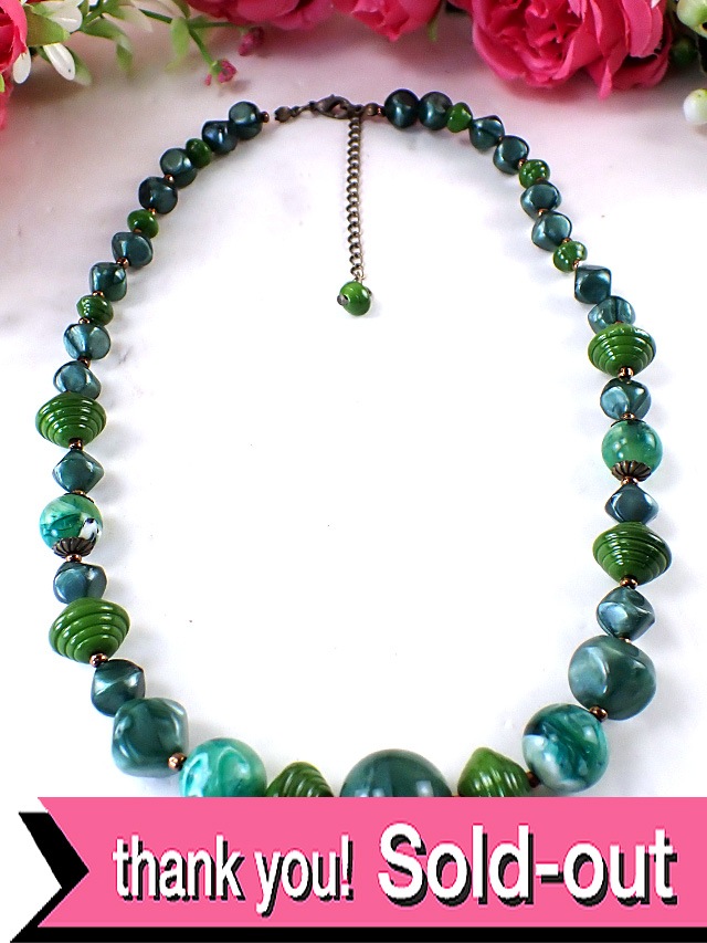 ＜英国コスチュームジュエリー＞グリーンの濃淡のレジンたち♪フォークロアな空気がおしゃれなロングネックレス