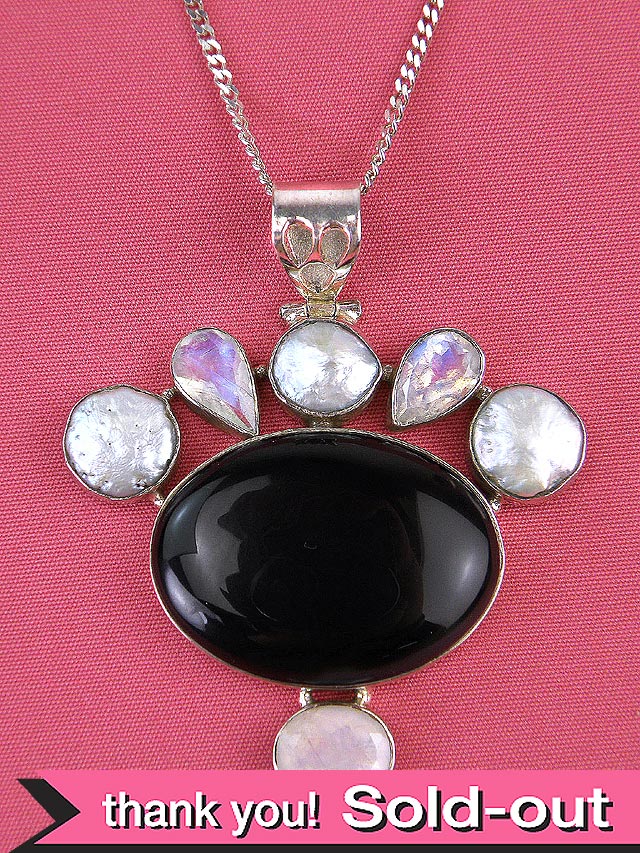 ＜英国スターリングシルバー＞１９５０年代：オニキスとムーンストーンと淡水パールが美しい上品なネックレス