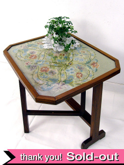 １９４０年代：刺しゅうの花園♪珍しい折りたたみ式のサイドテーブル