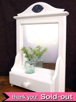 ＜英国ビンテージ＞クラシックホワイトがきれいな引き出しが付いた壁掛けミラー