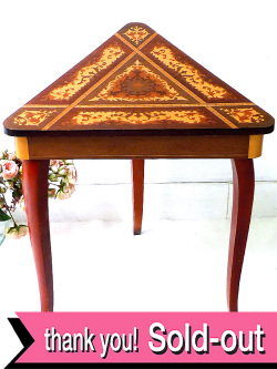 ＜イタリア製＞みごとな象嵌細工のお花たち♪珍しい三角形のスモールテーブル
