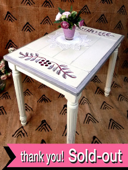 ＜英国ビンテージ家具＞木彫のお花たち♪カントリーな空気があたたかいスモールテーブル