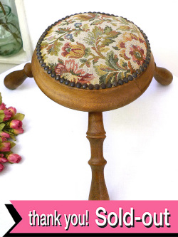 １９４０年代：お花模様の織りもの♪英国アンティークのオールドパインのフットスツール