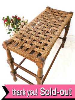 １９４０年代：がっちりとした編み込みが美しいとても大きな英国アンティークのスツール