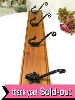 １９５０年代：カントリーなオールドパインの大きなアイアンの４連フック