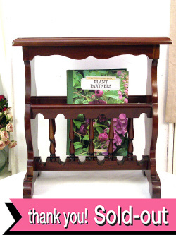 ＜英国ビンテージ＞オールドオークのこげ茶色が美しい♪ぶ厚い木製のマガジンラック付スモールテーブル